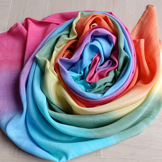Jouer de la soie, couleurs arc-en-ciel teintes à la main