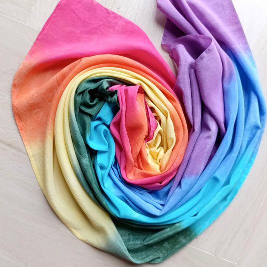 Jouer de la soie, couleurs arc-en-ciel teintes à la main