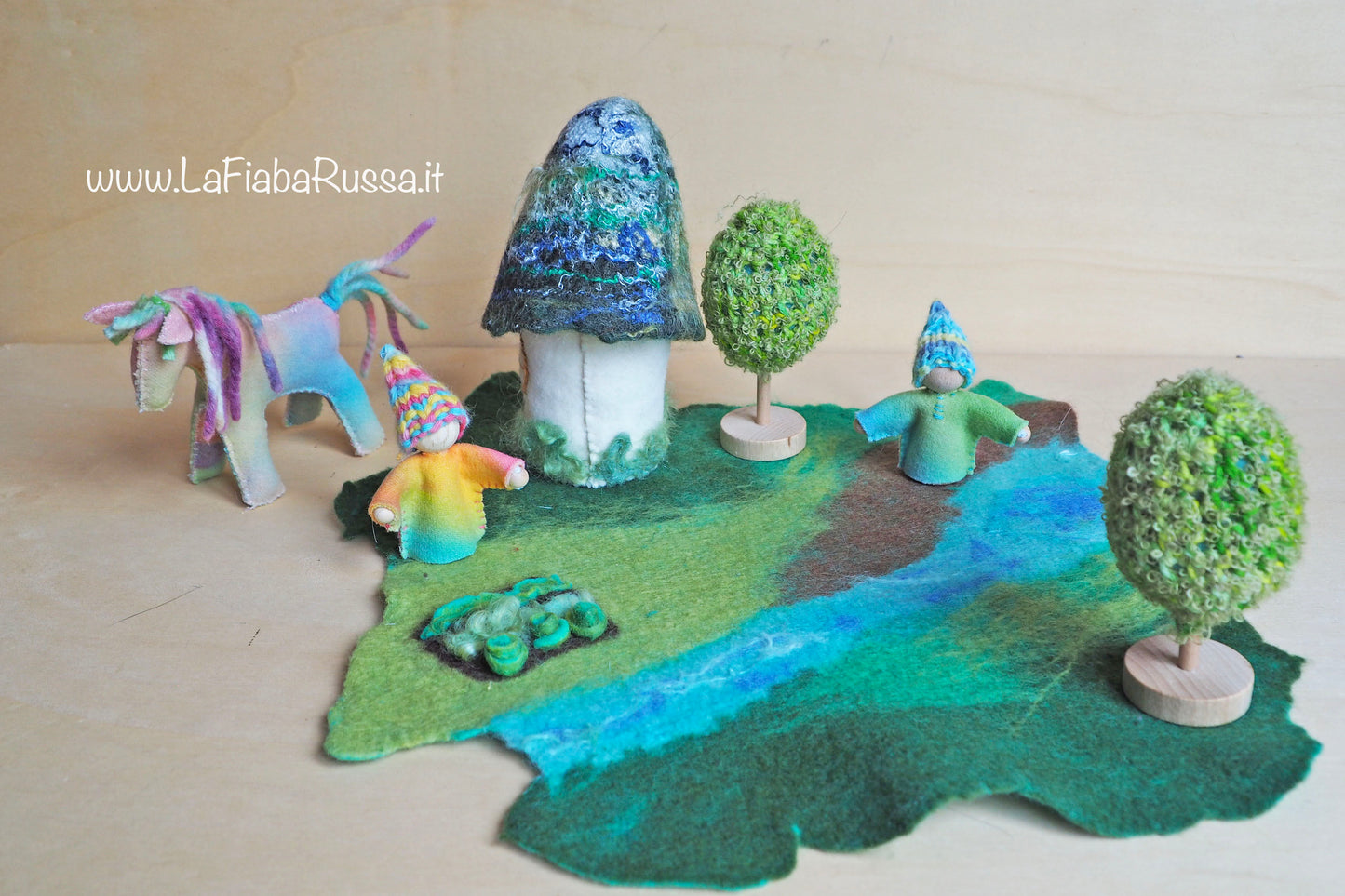 paysage de jeu feutré en laine / tapis de jeu réalisé sur commande