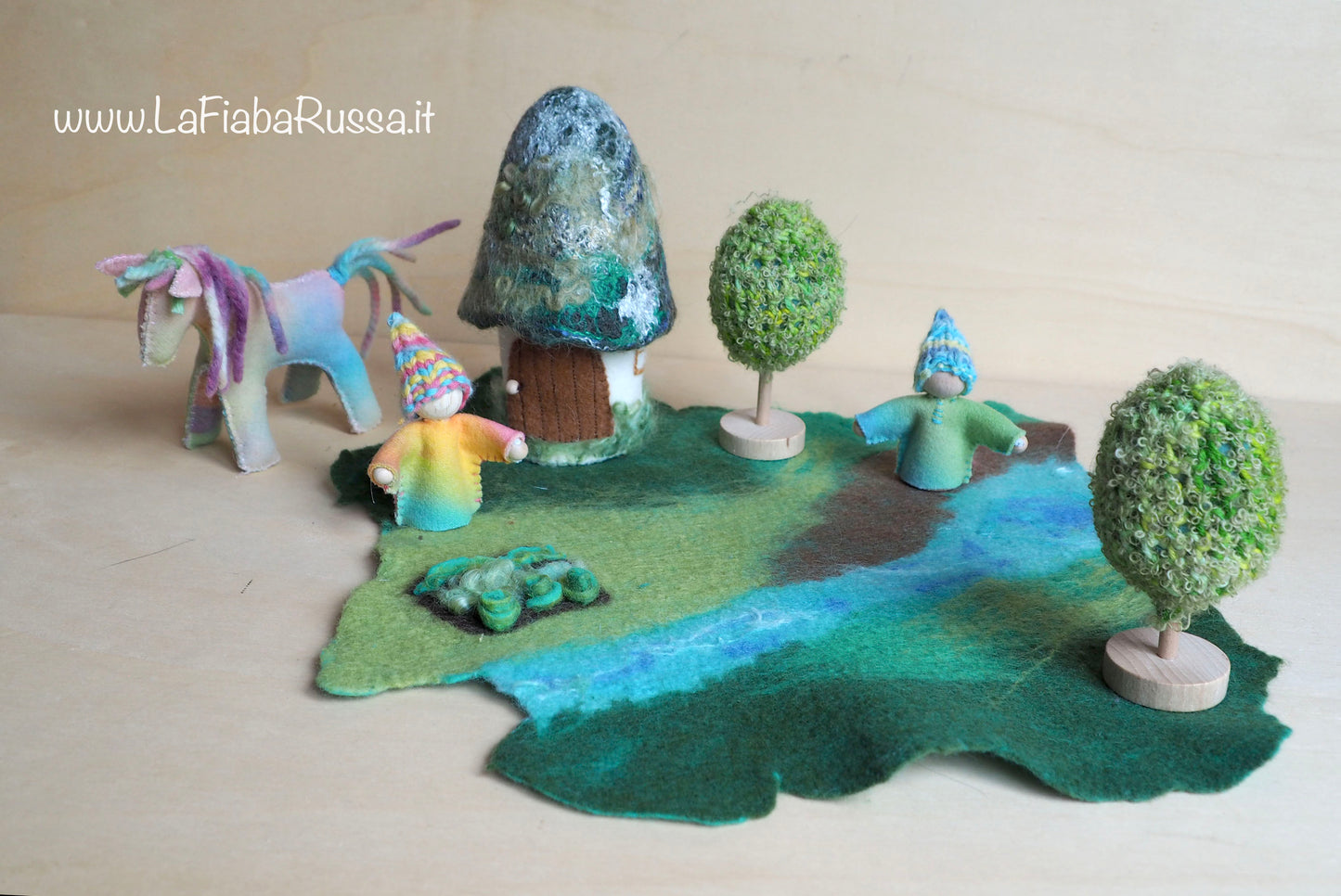 paysage de jeu feutré en laine / tapis de jeu réalisé sur commande