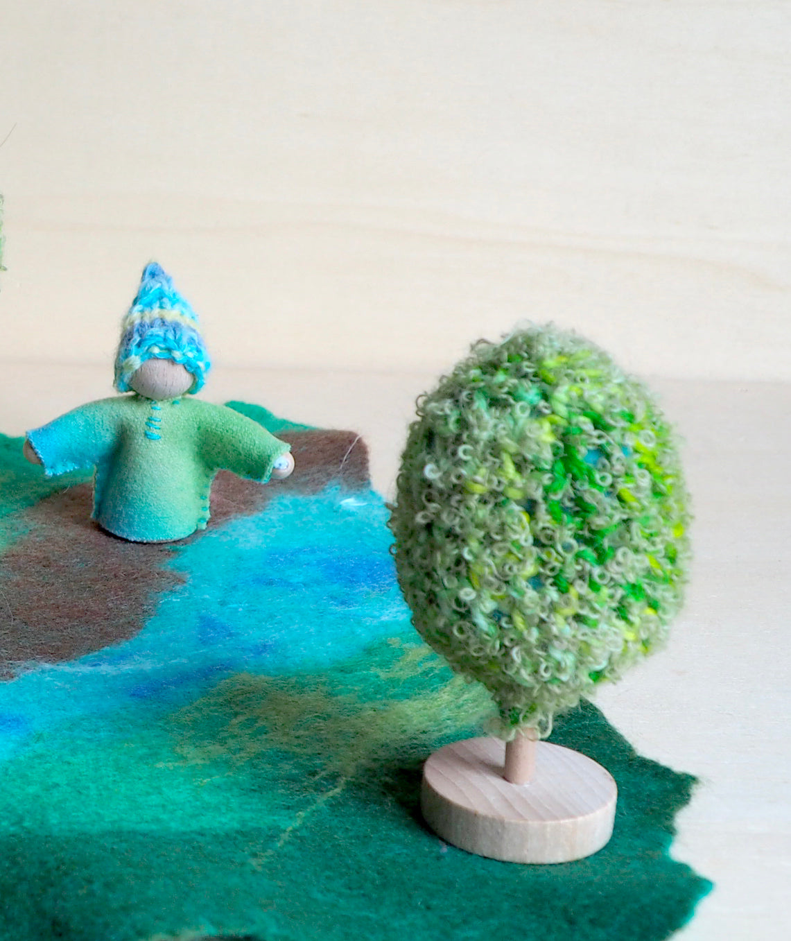 paysage de jeu feutré en laine / tapis de jeu réalisé sur commande