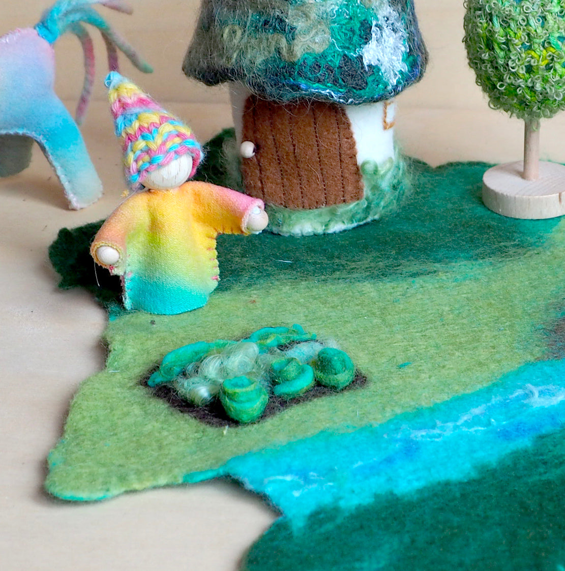 paysage de jeu feutré en laine / tapis de jeu réalisé sur commande