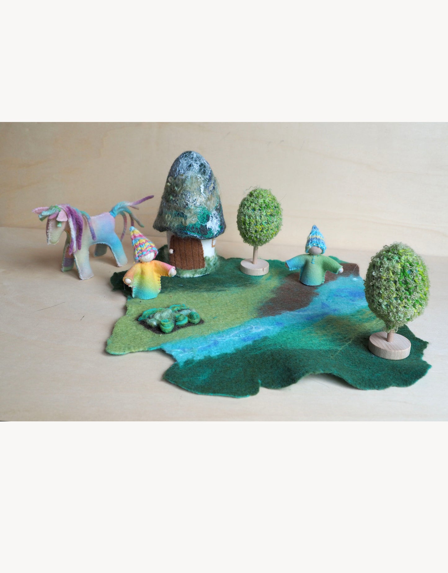 paysage de jeu feutré en laine / tapis de jeu réalisé sur commande