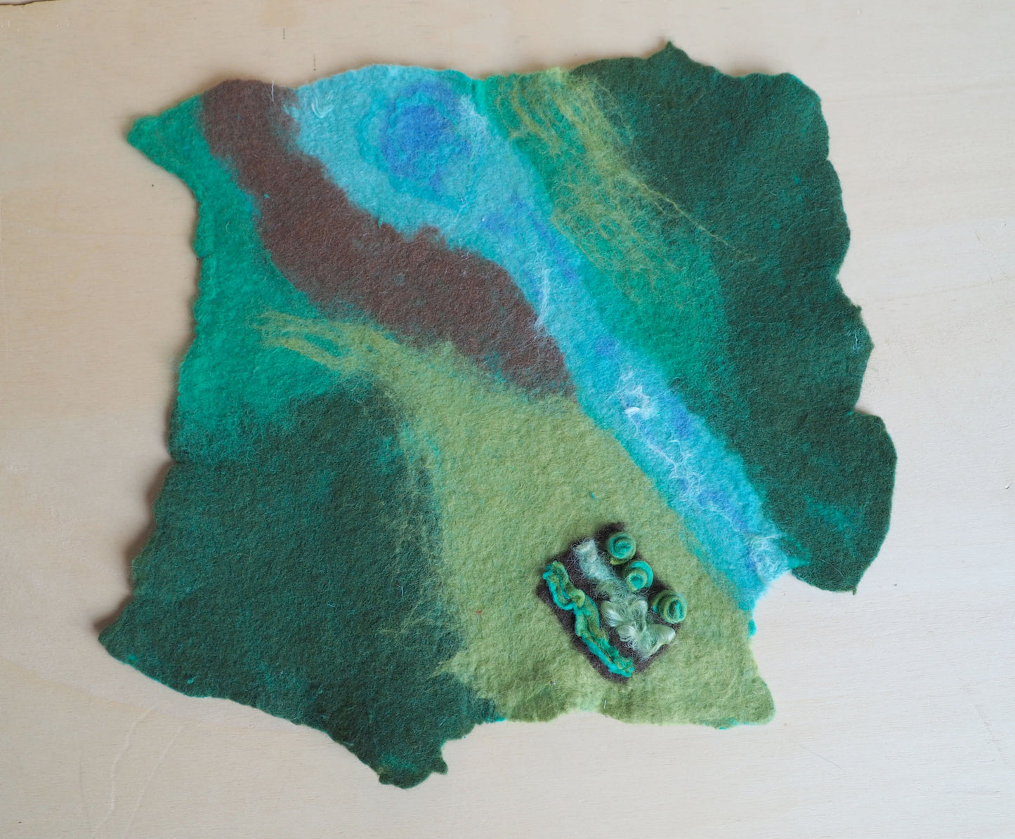 paysage de jeu feutré en laine / tapis de jeu réalisé sur commande