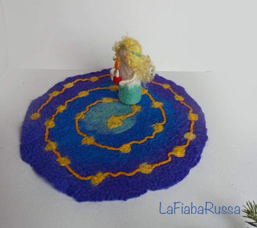 Avvento Spiral Walk Needle Felted Doll Girl Waldorf Giardino ago feltro arte Tavolo natura, tavolo stagione, MADE TO ORDER