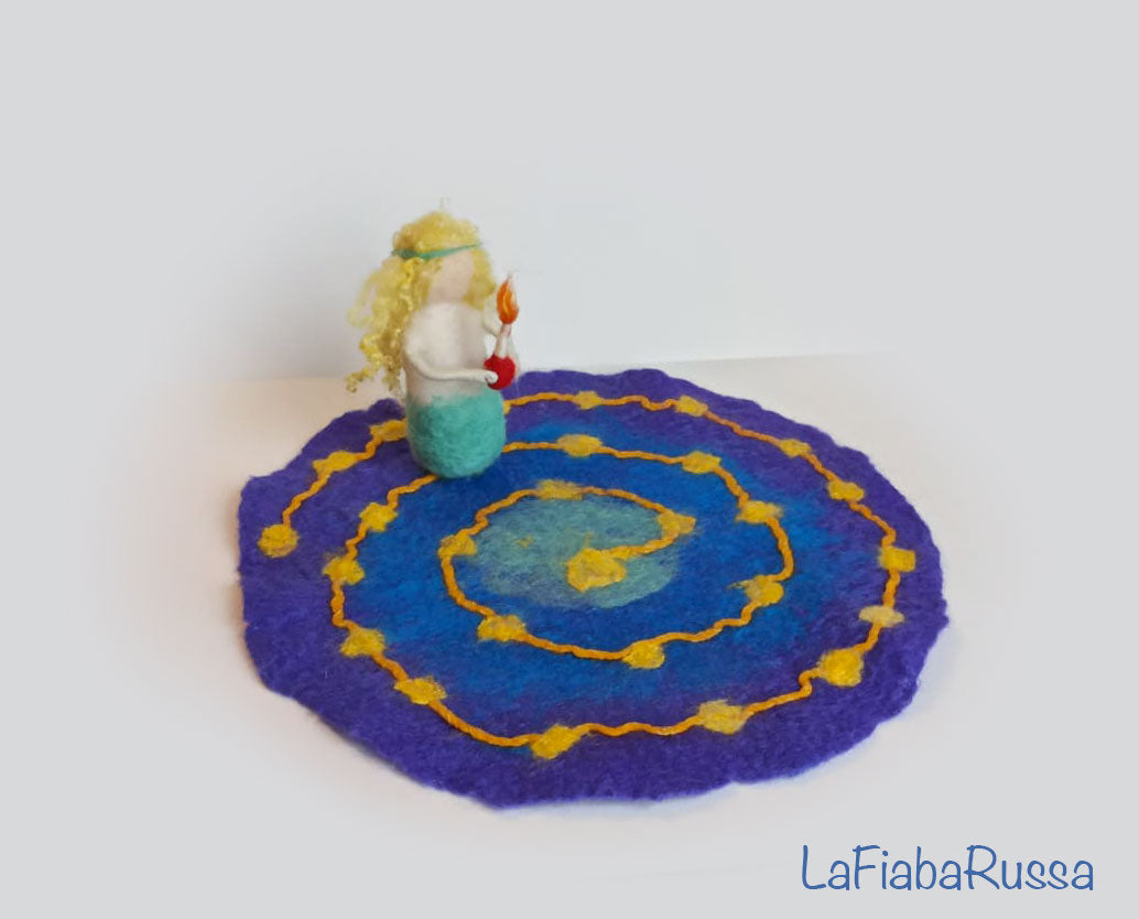 Avvento Spiral Walk Needle Felted Doll Girl Waldorf Giardino ago feltro arte Tavolo natura, tavolo stagione, MADE TO ORDER