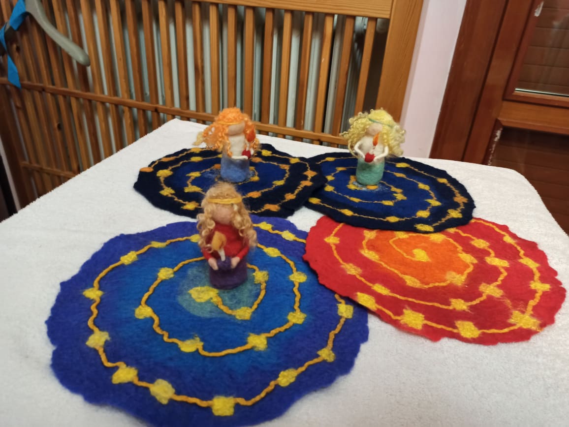 Avvento Spiral Walk Needle Felted Doll Girl Waldorf Giardino ago feltro arte Tavolo natura, tavolo stagione, MADE TO ORDER