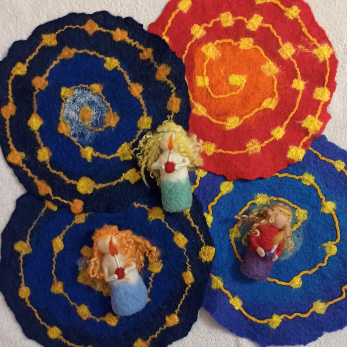 Avvento Spiral Walk Needle Felted Doll Girl Waldorf Giardino ago feltro arte Tavolo natura, tavolo stagione, MADE TO ORDER