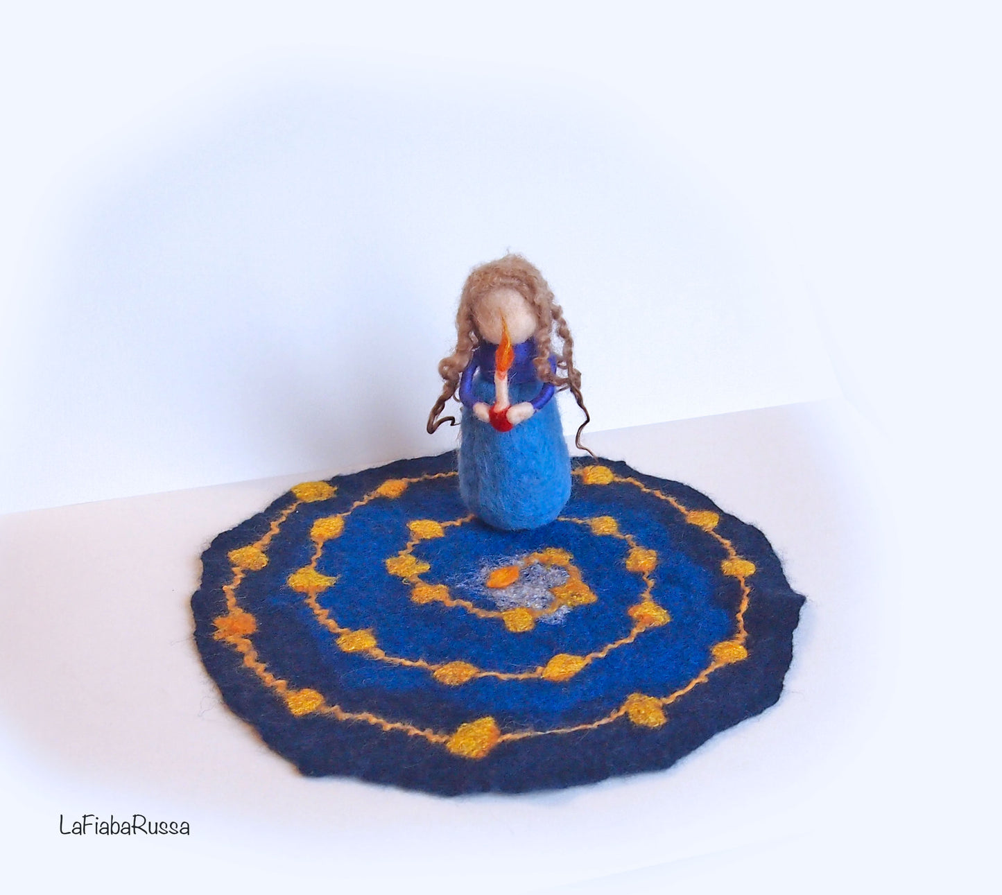 Avvento Spiral Walk Needle Felted Doll Girl Waldorf Giardino ago feltro arte Tavolo natura, tavolo stagione, MADE TO ORDER