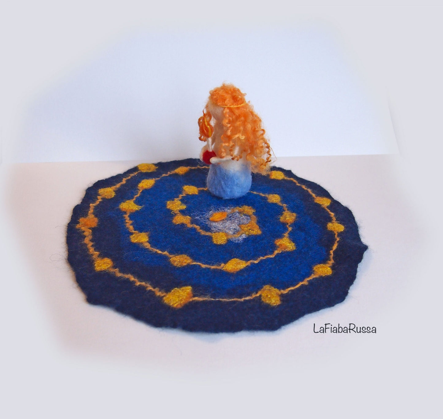 Avvento Spiral Walk Needle Felted Doll Girl Waldorf Giardino ago feltro arte Tavolo natura, tavolo stagione, MADE TO ORDER