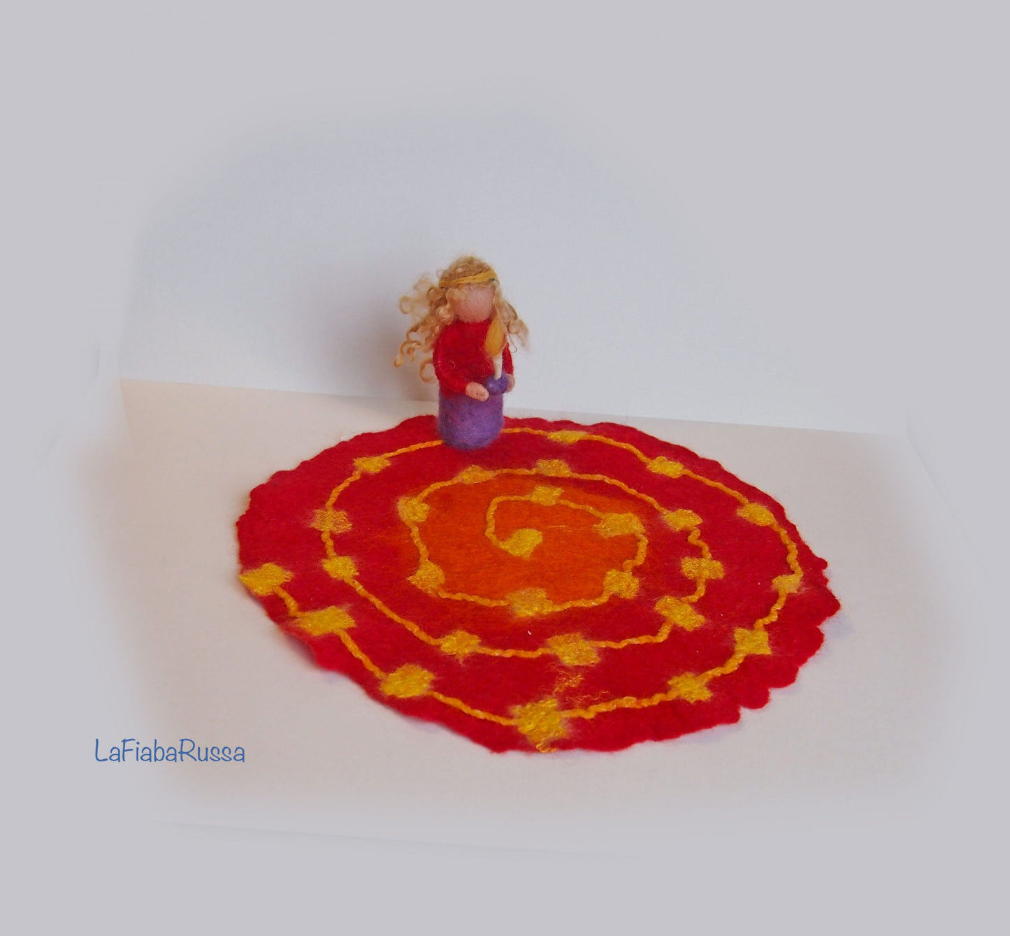 Avvento Spiral Walk Needle Felted Doll Girl Waldorf Giardino ago feltro arte Tavolo natura, tavolo stagione, MADE TO ORDER