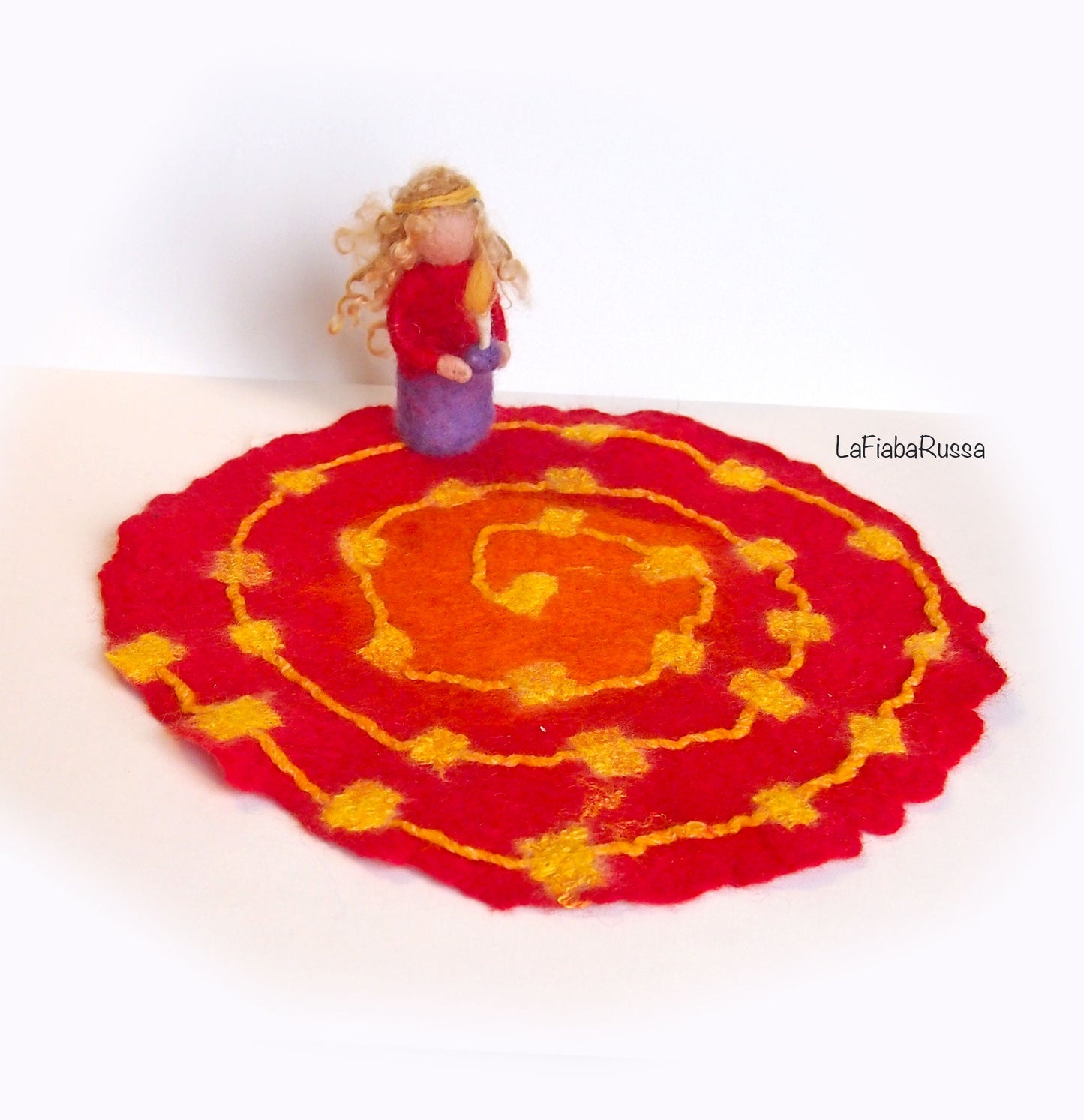 Avvento Spiral Walk Needle Felted Doll Girl Waldorf Giardino ago feltro arte Tavolo natura, tavolo stagione, MADE TO ORDER