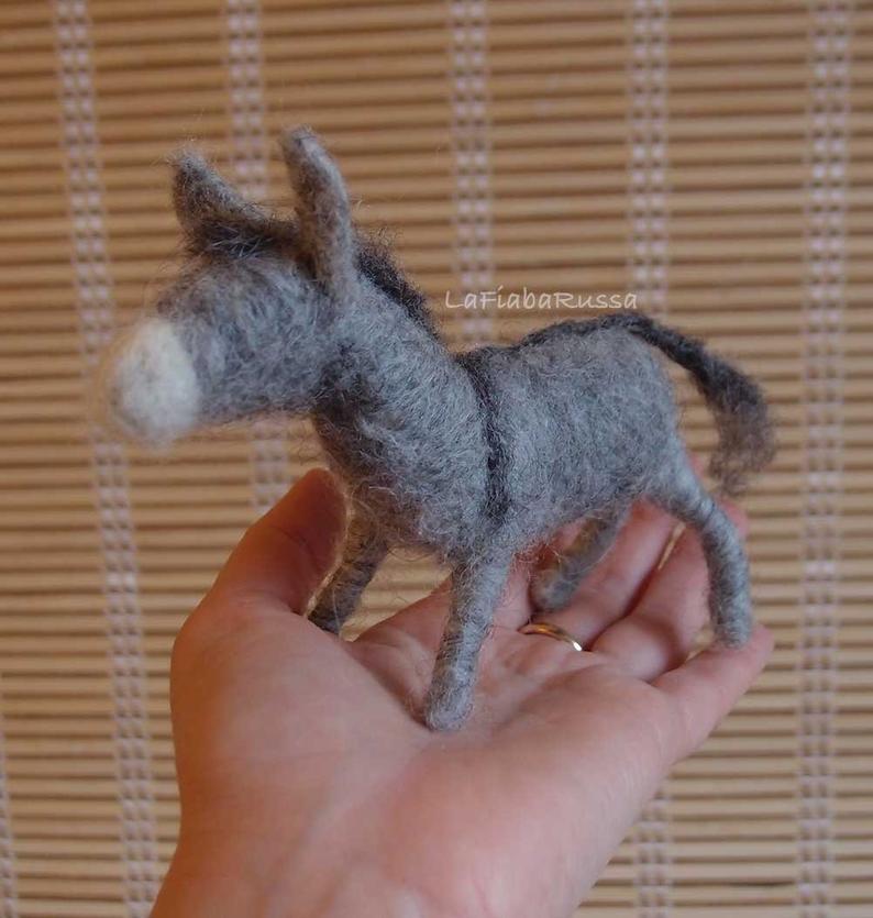 Aiguille d’âne Animal en laine feutrée.