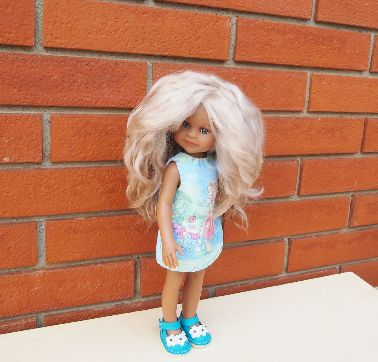 Parrucca da bambola Paola Reina dai capelli biondi in Angora Mohair.