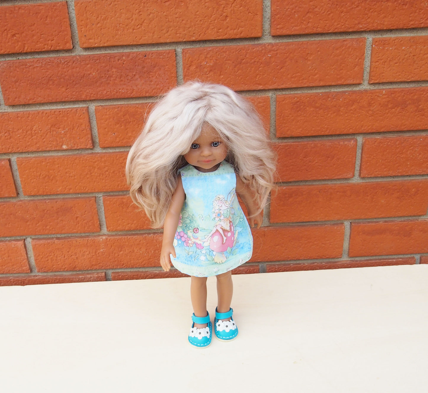 Parrucca da bambola Paola Reina dai capelli biondi in Angora Mohair.