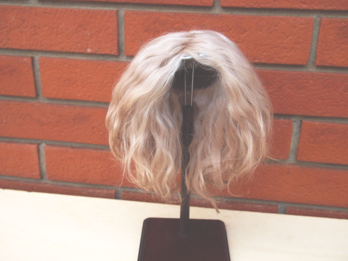Perruque de poupée Paola Reina en cheveux blonds Angora Mohair.