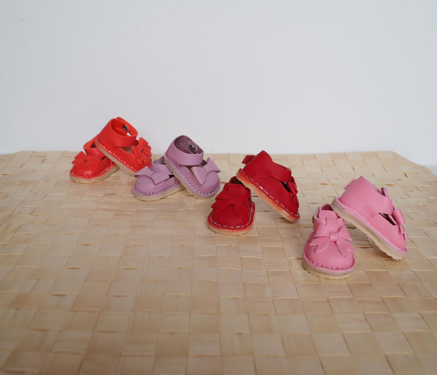 Doll shoes with a bow for Paola Reina