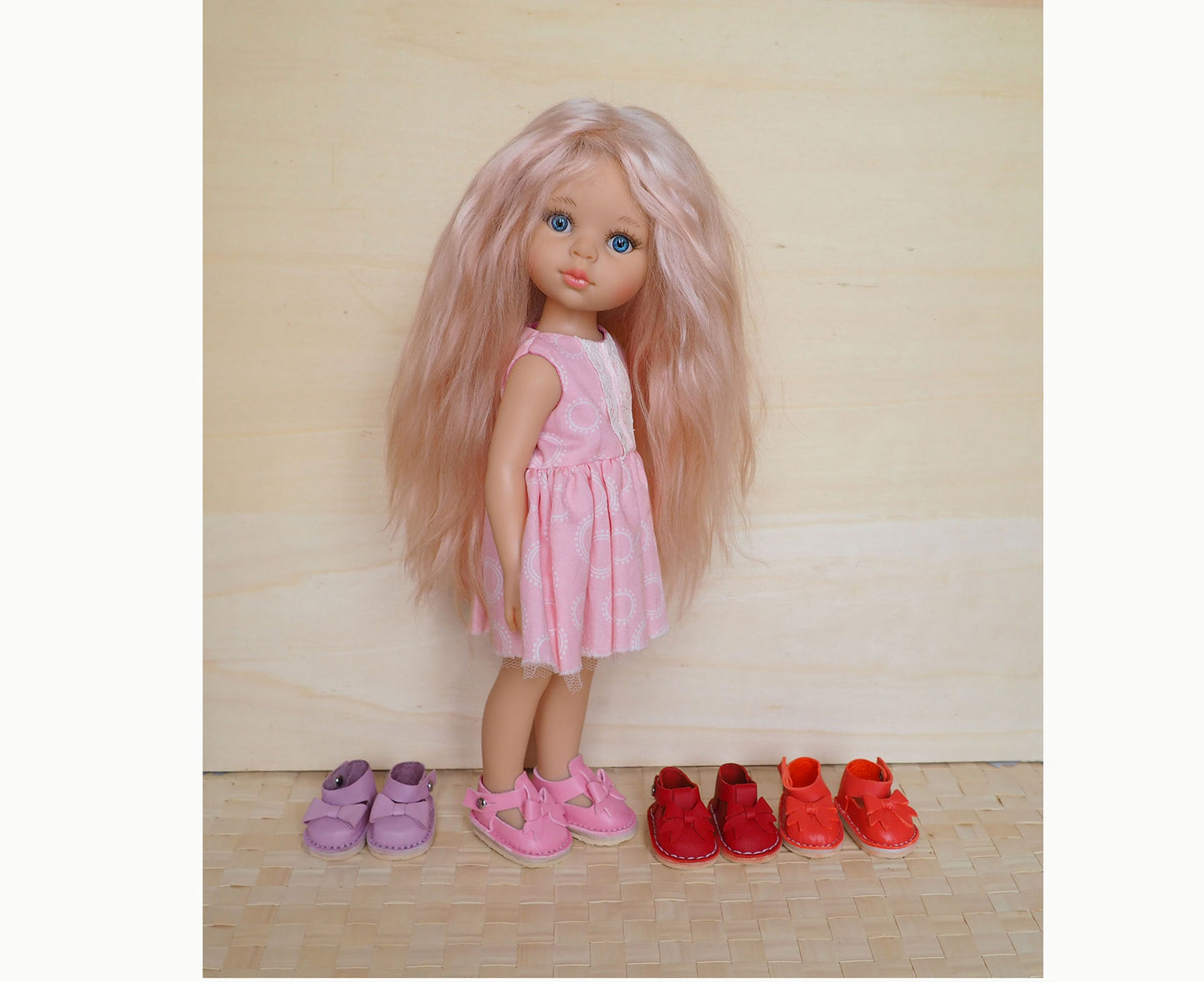 Doll shoes with a bow for Paola Reina