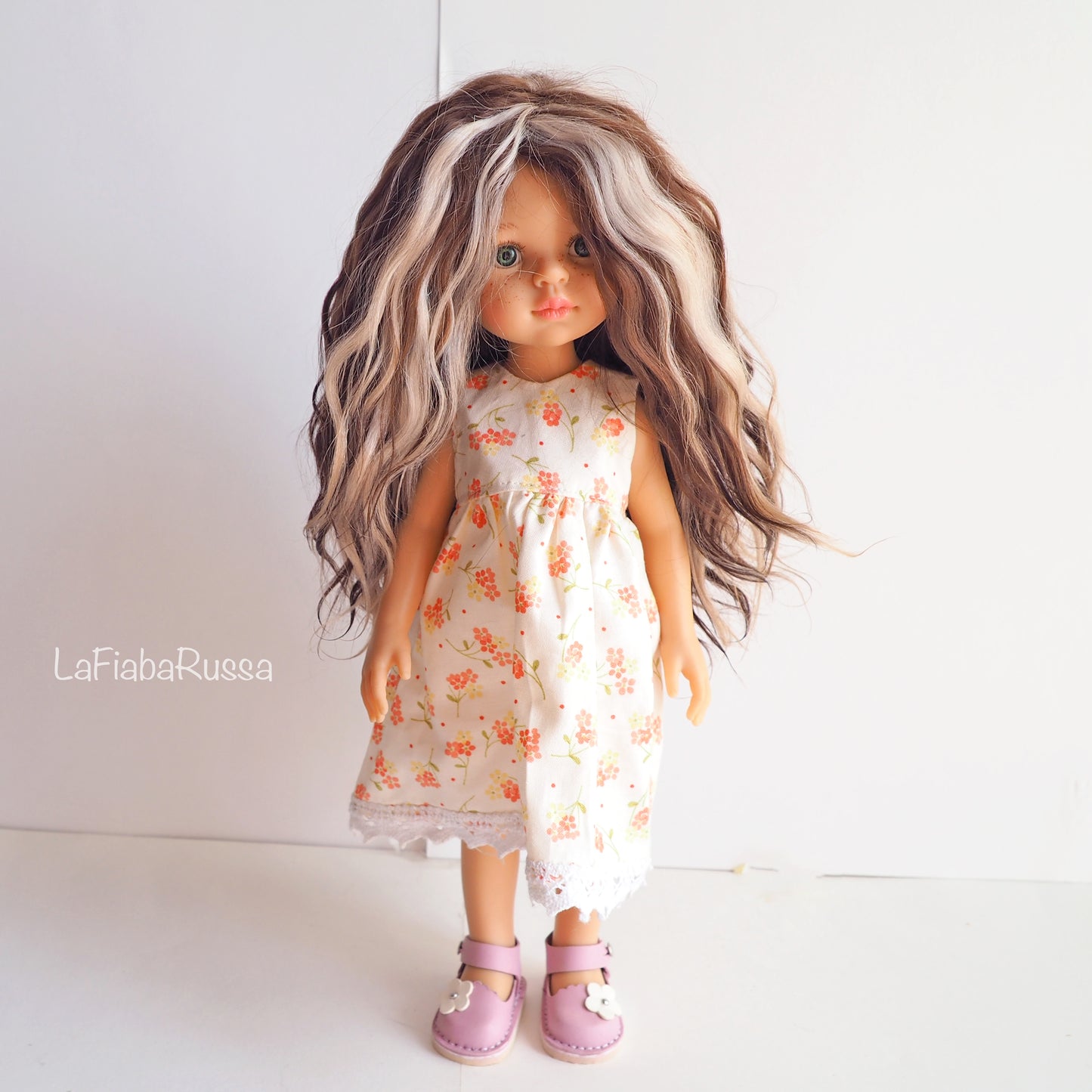 Parrucca da bambola Paola Reina in Angora Mohair multi colore biondo scuro e biondo.