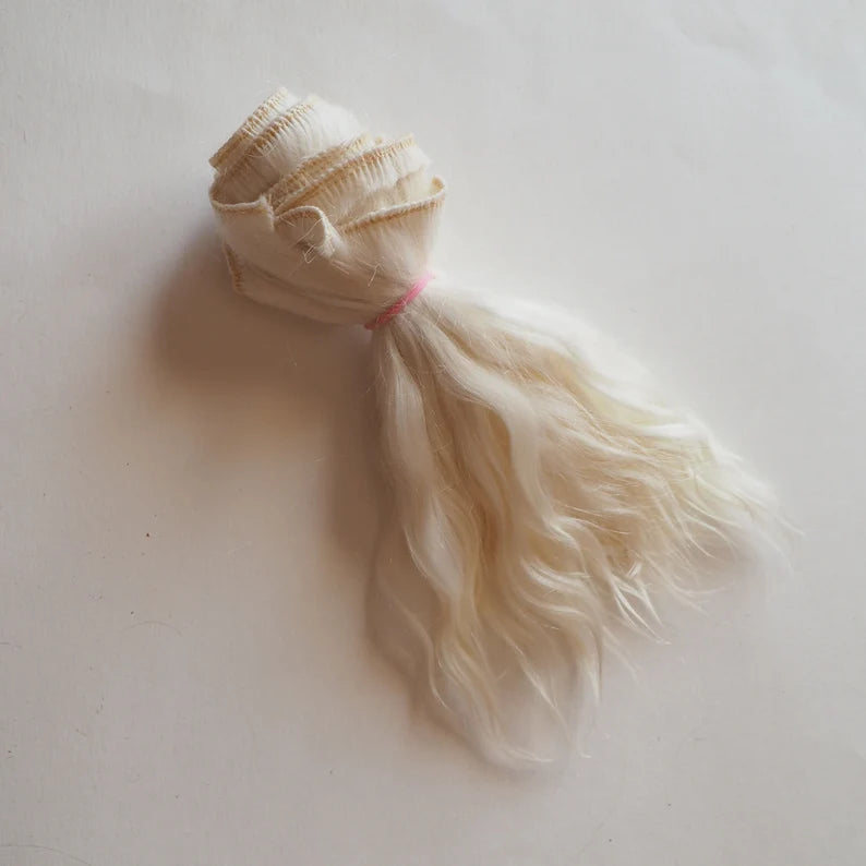 bambola di angora mohair con trama di capelli castani, ciocche lunghe - trama di angora mohair.