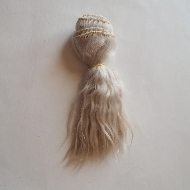 bambola di angora mohair con trama di capelli castani, ciocche lunghe - trama di angora mohair.