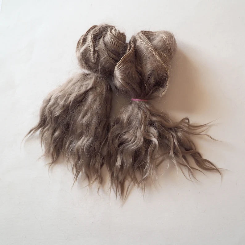 bambola di angora mohair con trama di capelli castani, ciocche lunghe - trama di angora mohair.