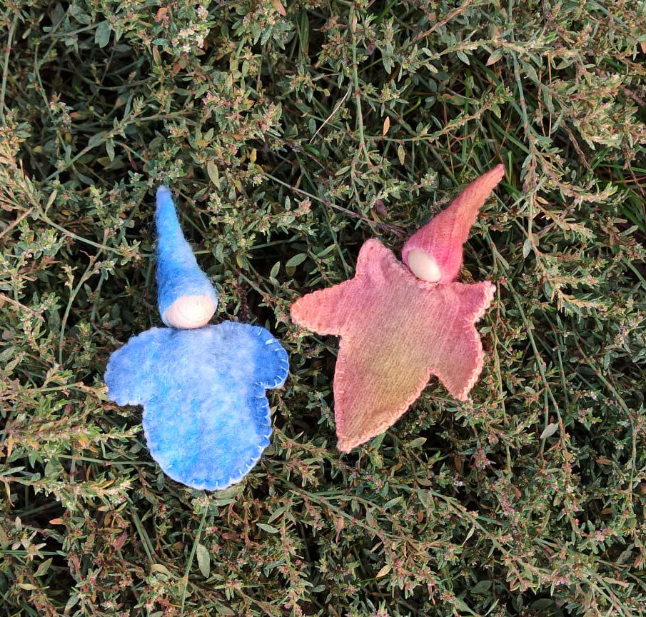Waldorf Steiner ha ispirato lo gnomo arcobaleno in tessuto di lana infeltrita