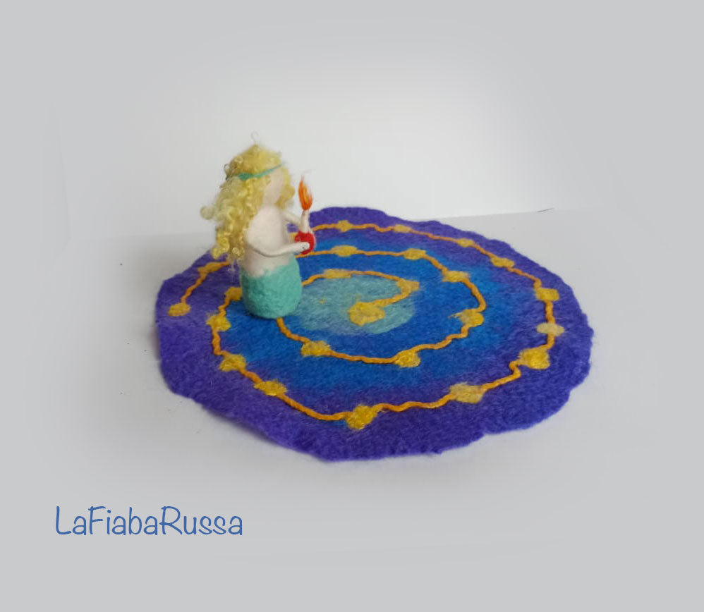 Avvento Spiral Walk Needle Felted Doll Girl Waldorf Garden feltro ad ago arte Tavolo natura, Tavolo stagione,