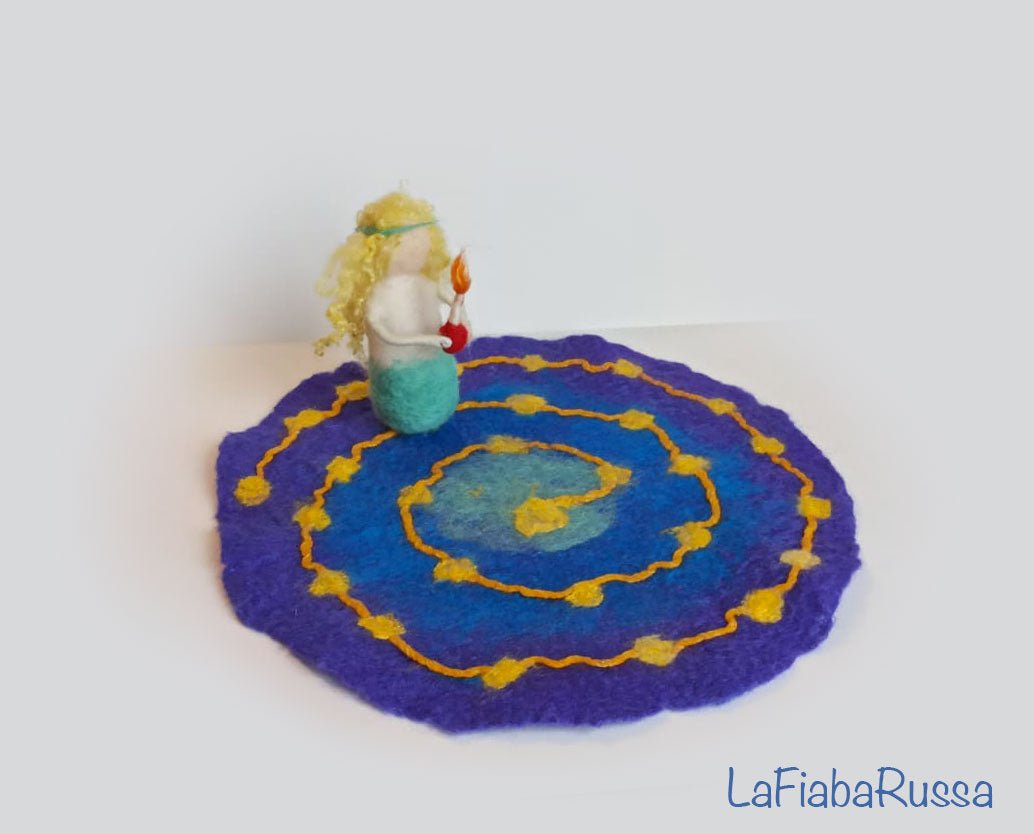 Avvento Spiral Walk Needle Felted Doll Girl Waldorf Garden feltro ad ago arte Tavolo natura, Tavolo stagione,