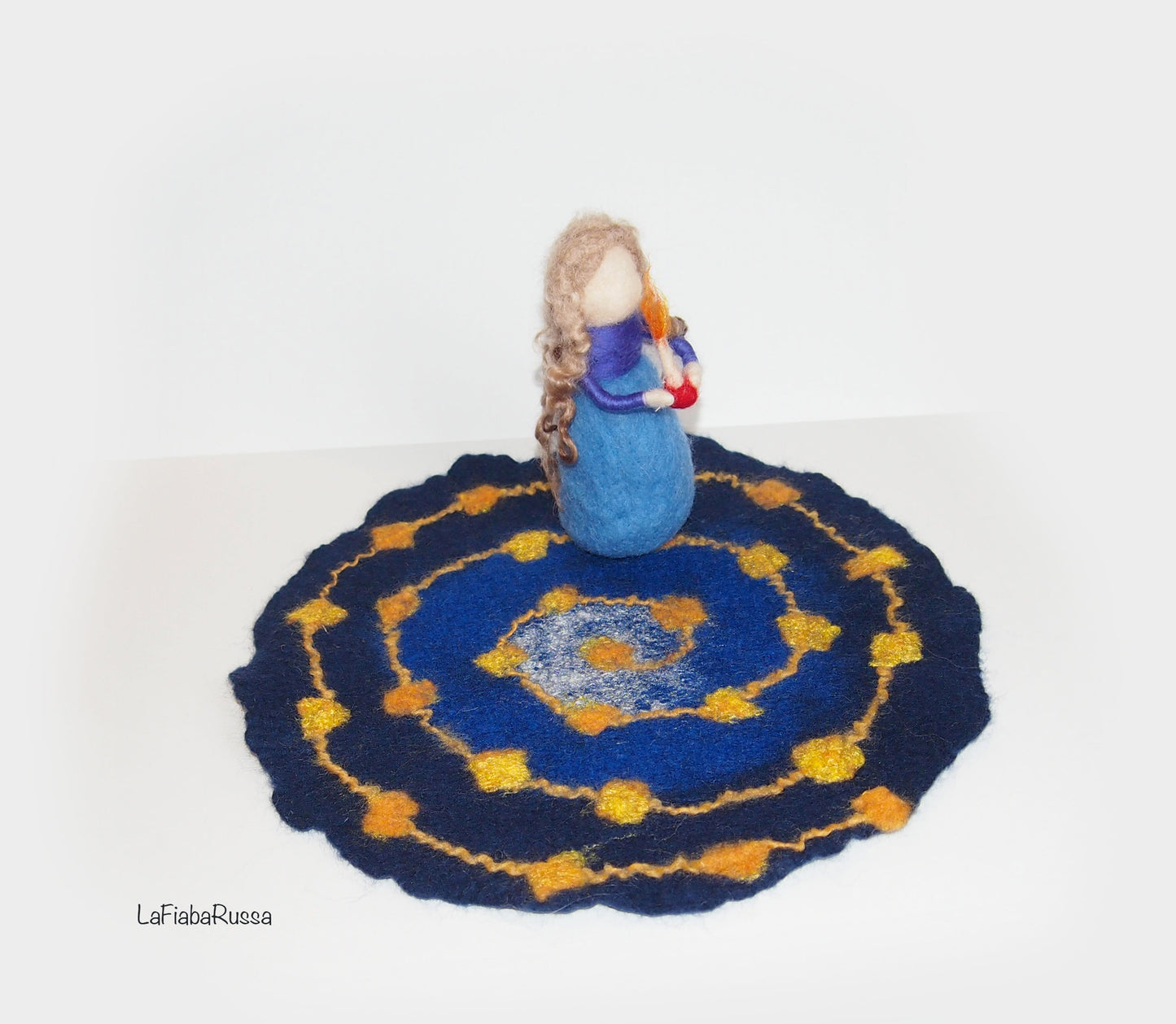 Avvento Spiral Walk Needle Felted Doll Girl Waldorf Giardino ago feltro arte Tavolo natura, tavolo stagione, MADE TO ORDER