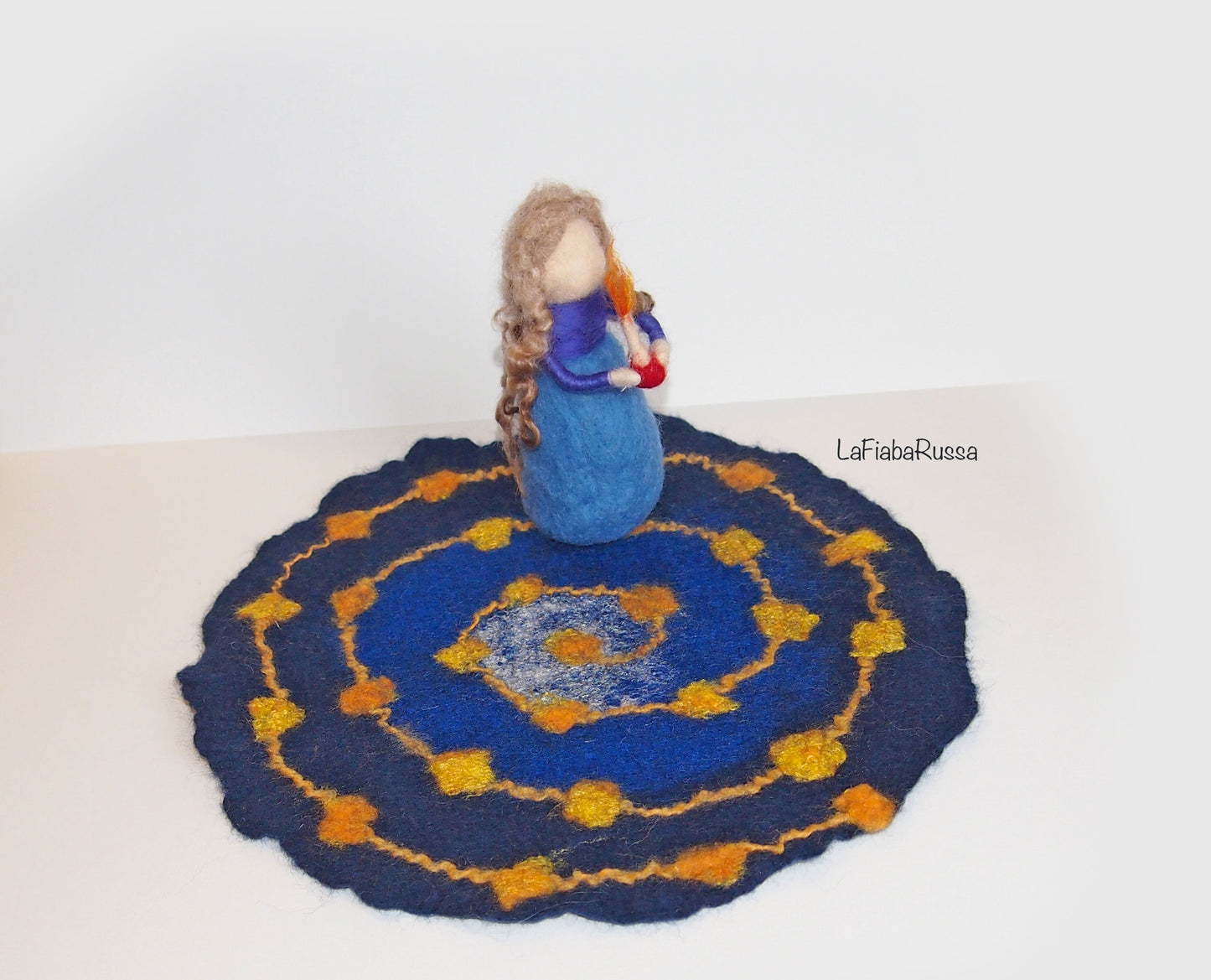 Avvento Spiral Walk Needle Felted Doll Girl Waldorf Giardino ago feltro arte Tavolo natura, tavolo stagione, MADE TO ORDER