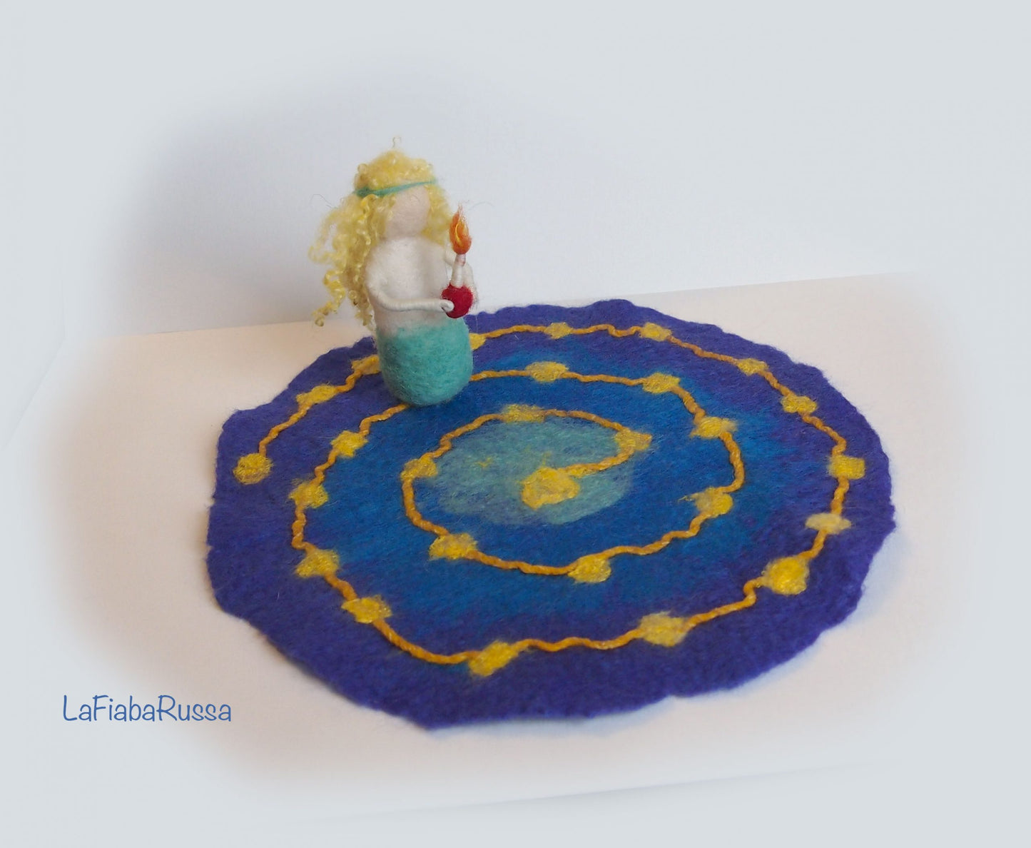 Advent Spiral Walk Needle Felted Doll Girl Waldorf Garden aiguille feutre art Nature table, Table de saison, FABRIQUÉ SUR COMMANDE