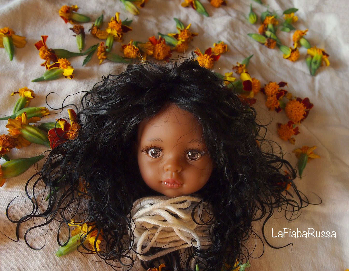 bambola di angora mohair con trama di capelli castani, ciocche lunghe - trama di angora mohair.