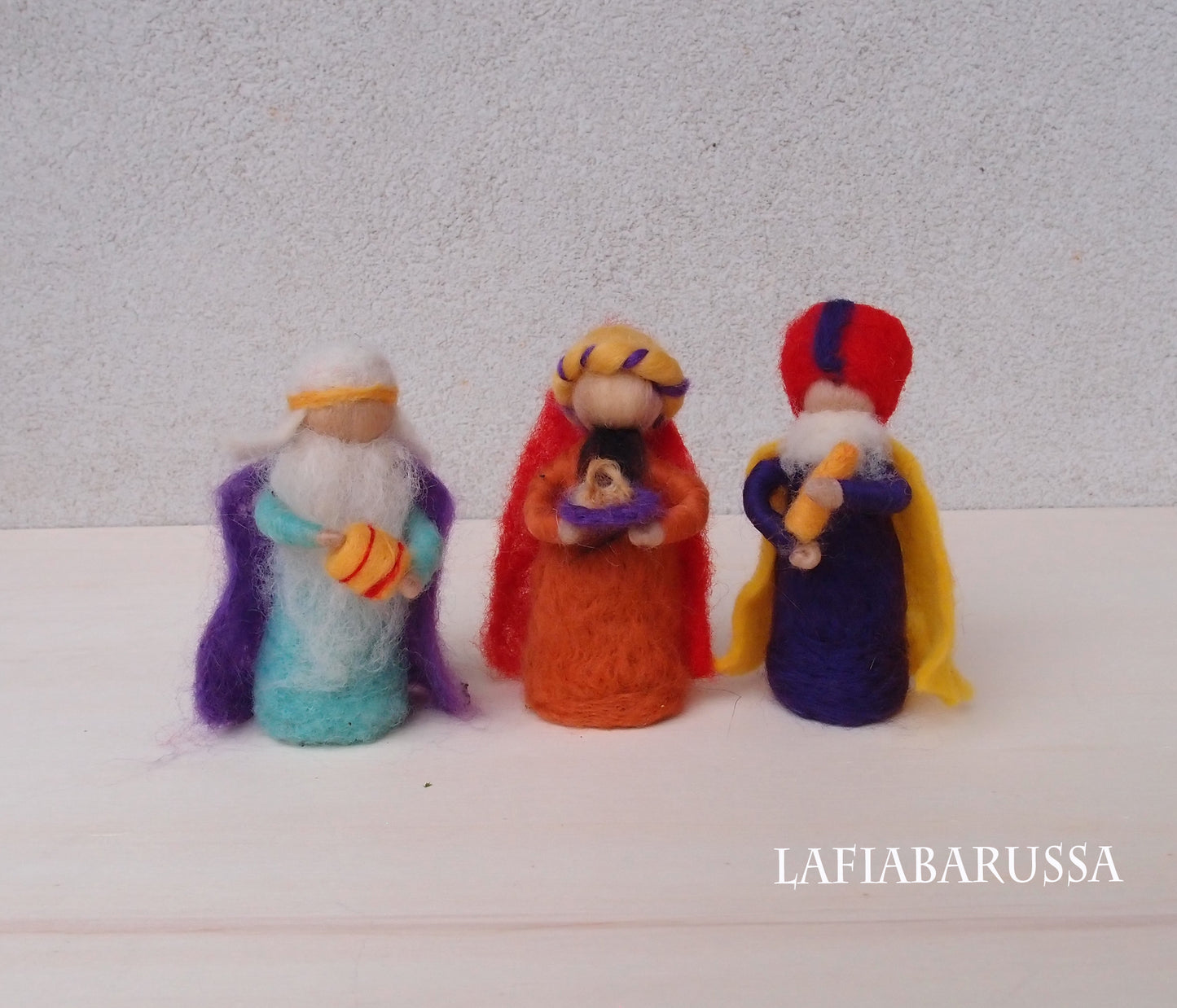 scène de la Nativité feutrée à l’aiguille, famille sacrée et quelques animaux de ferme mignons fabriqués sur commande