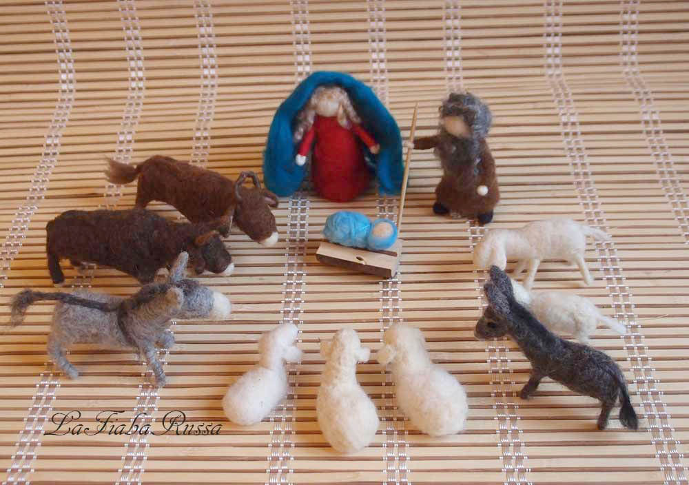 scène de la Nativité feutrée à l’aiguille, famille sacrée et quelques animaux de ferme mignons fabriqués sur commande